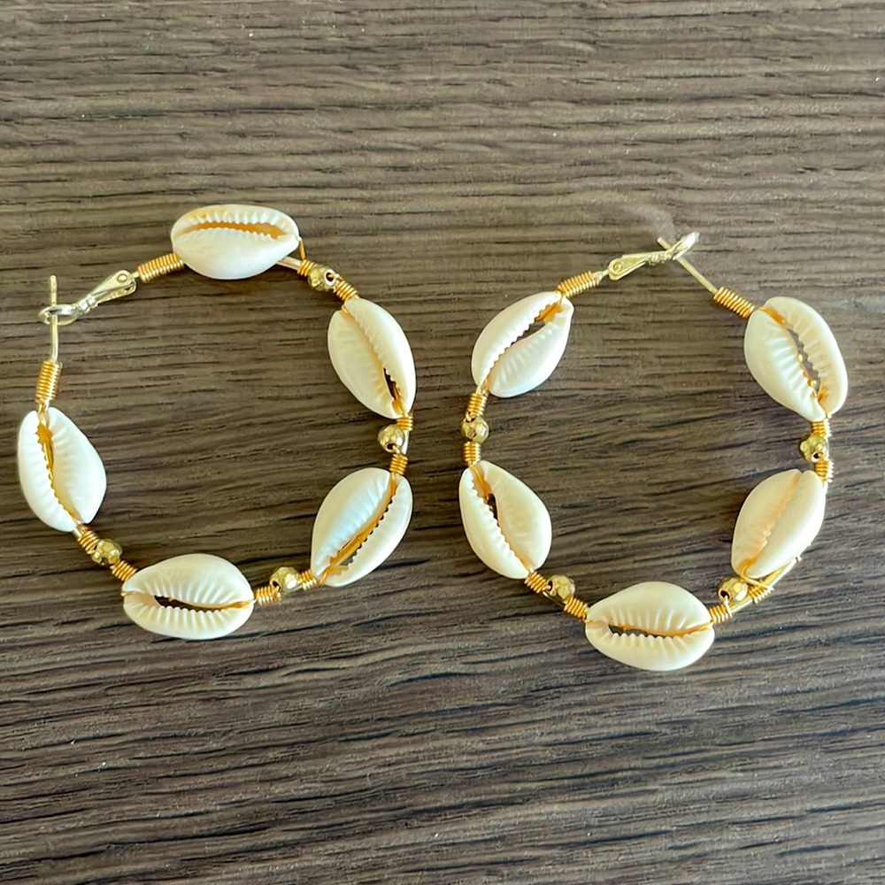 VICI shell hoop earrings